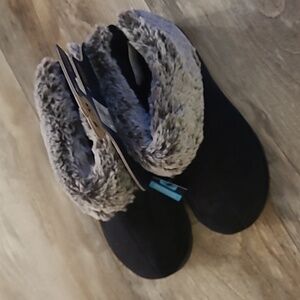 MUST BUNDLE!! Isotoner House Booties w/fur NWT 🔥